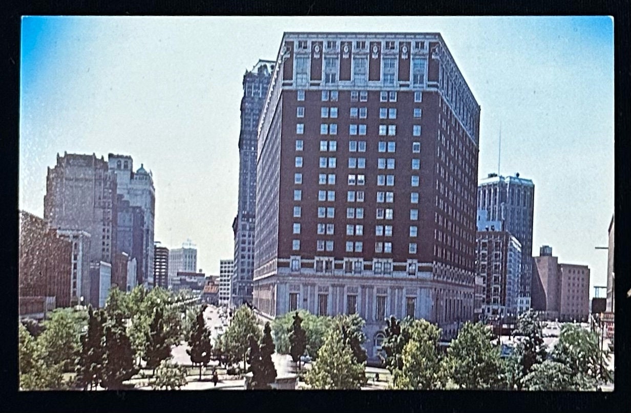 The Statler Hilton Hotel, Detroit - Vintage Postcard